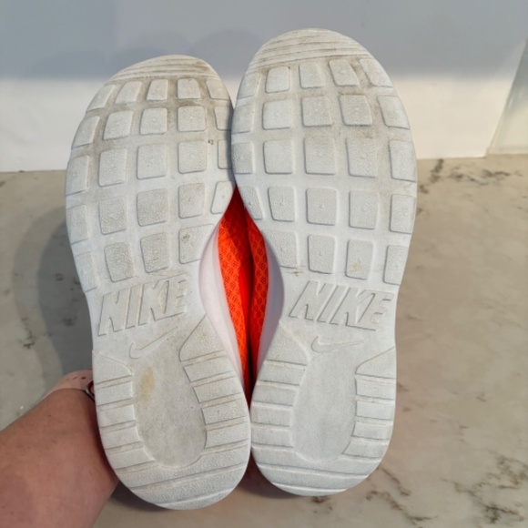 Nike Tanjun Women’s Running Shoe Size 8 Orange - Picture 6 of 9